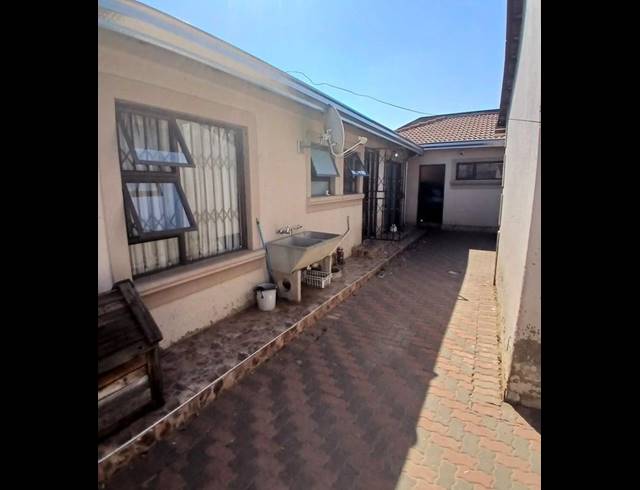 2 BEDROOM HOUSE FOR SALE IN TOKOZA